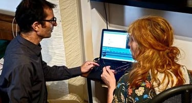 Photo montrant l'ami numerique donnant une explication à une cliente