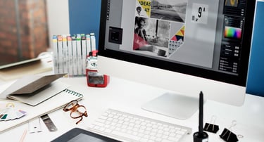 Imagen que muestra un proceso creativo de un diseñador gráfico