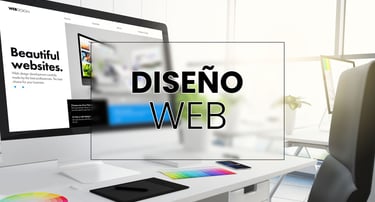 Escritorio con un monitor mostrando una web.