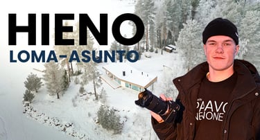 Videokuvaaja esittelee modernia lomataloa talvimaisemassa kiinteistövideokuvauksessa.