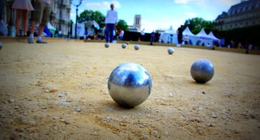 žmonės žaidžia petankę gimtadienio šventėje