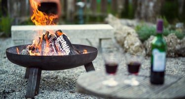 Avond sfeer bij gîte in Zuid-Frankrijk met vuur en wijn, rust en natuur nabij Foix Ariège
