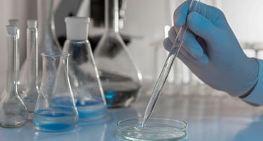   Cientista usando uma pipeta laboratório