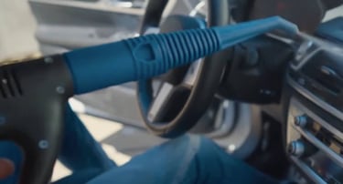 Głębokie czyszczenie i dezynfekcja tapicerki samochodowej przy użyciu parownicy EV Atlantis.