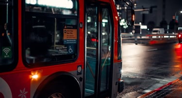 Skuteczne usuwanie brudu i dezynfekcja pojazdów transportu publicznego przemysłowym generatorem pary EV Poseidon.
