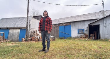 Samuel devant la grange