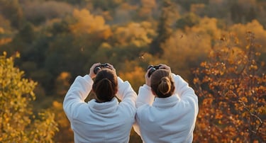 couple observant des oiseaux dans le cadre d'un concept spa original