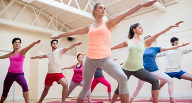 élèves pratiquant des exercices de yoga