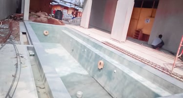 Kolam renang beton dengan finishing batu alam hijau.
