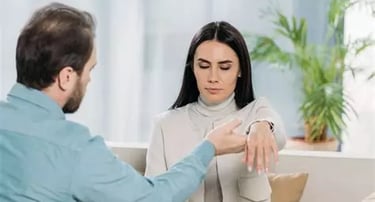 Femme en état hypnotique avec lévitation du bras gauche initiée par son thérapeute