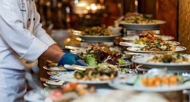 Chef de cozinha fazendo avaliação de pratos buffet qualitycon