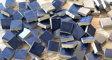 Les tesselles bleues en vrac sur la table avant utilisation pour une mosaique