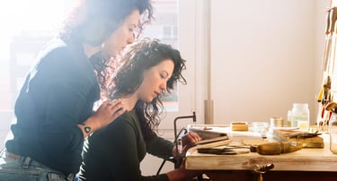 Maestra enseñando en un taller en macramé