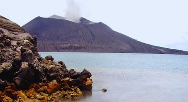 Vista da praia de Rabaul para o vulcão Tavurvur durante tour pela região.