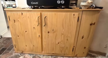 photo de poignées en bronze sur mesure pour meuble restaurant