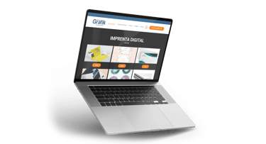 laptop con una web en el interior