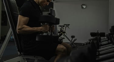 Pessoa realizando treino de musculação com recuperação adequada para hipertrofia