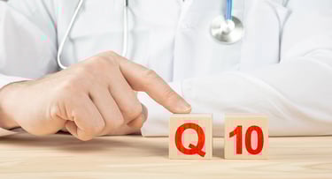 Doctor señalando los beneficios de la coenzima Q10
