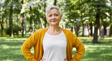Persona adulta en la naturaleza