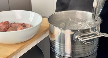 Portare l'acqua a ebollizione per polpo alla gallega