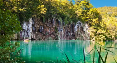 vista do lago de plitvice na croácia