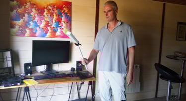 Le géobiologue Philippe Maze avec un appareil électromagnétique