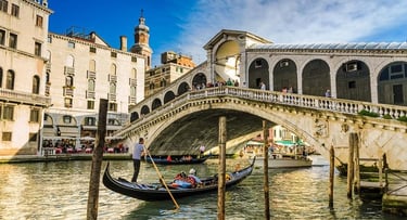Ponte di Rialto (Rialto Bridge) venice italy