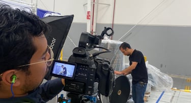 Camarógrafo profesional filmando video institucional y empresarial con cámara 4K