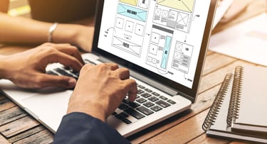 Imagen de la maquetación de un sitio web en una laptop.