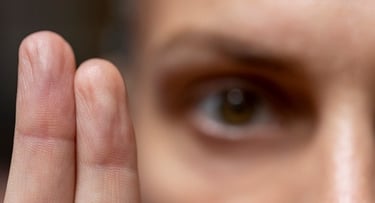 une femme montrant deux doigts pour pratiquer l'EMDR
