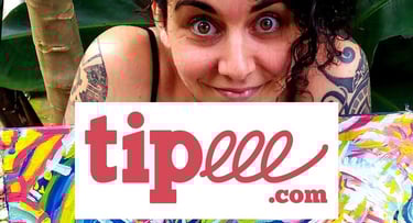 Naia qui tient un de ses tableaux, soutenir Naia sur tipee