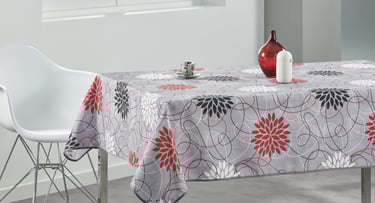 table avec une nappe au motif fleurs rouge et noir