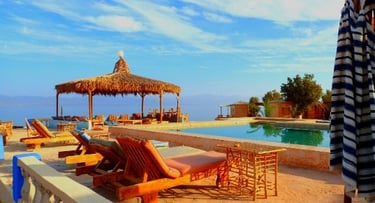 базен кампа на плажи са лежаљкама и сунцобранима