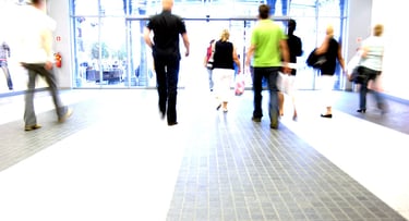 groupe de personnes à l'entrée d'un forum