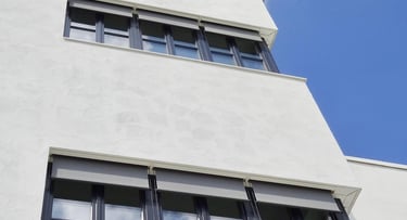 Immeuble blanc avec façade propre après entretien