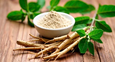 Raices de ashwagandha y polvo de ashwagandha en un bowl, encima de mesa