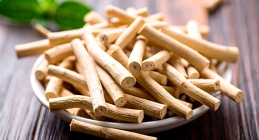Raices de ashwagandha, sobre un plato en una mesa