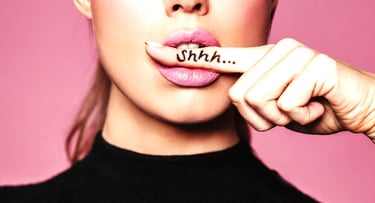 femme met le doigt entre les dents