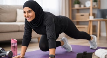 Une femme, vêtue d'un hijab noir et d'une tenue de sport, fait des exercices de fitness en ligne