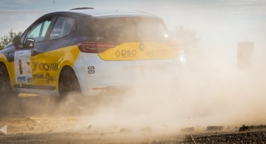 Image d'une voiture de rallye lors du Rallye de Bords