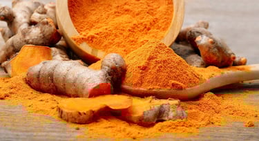 Polvo y raíces de cúrcuma, que contiene curcumina y tumerina, combinación sinérgica para el cuerpo