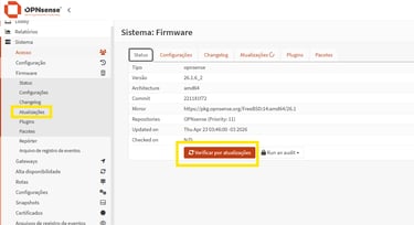 Tela de status de firmware do sistema OPNsense verificando novas atualizações de segurança.