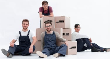 Trabajadores de mudanza sentados alrededor de cajas