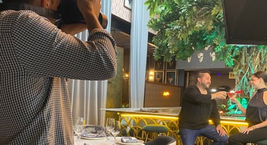Fotógrafo profesional capturando imágenes para sesión de fotografía corporativa