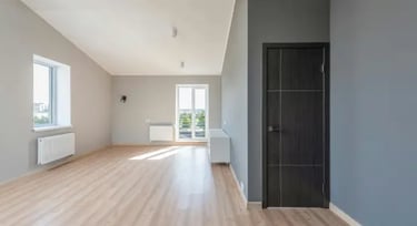 Peinture , pose parquet dans une pièce, miliandeco