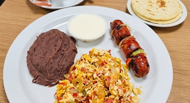 chorizo, huevos revueltos, frijoles, mantequilla, tortillas y café