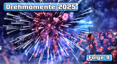 Eine Menschenmenge, die das leuchtende lila-weiße Feuerwerk anschaut „Drehmomente 2025, Folge 9“ 