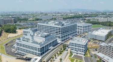 近畿大学おおさかメディカルキャンパスの全景。泉ケ丘駅周辺に建つ校舎と病院施設の外観|堺市のニュースならサカイタイムズ
