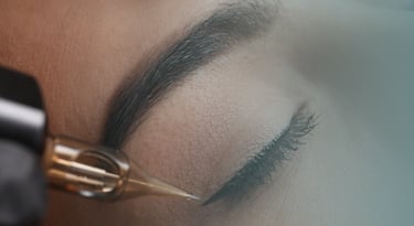 Mujer en proceso de micropigmentación en los párpados