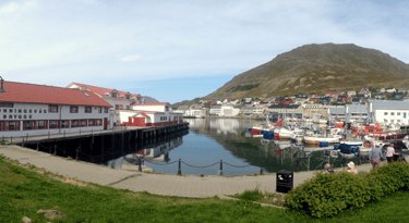 Vista panorâmica do pier em Honningsvåg, Noruega, na chegada do navio.